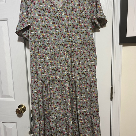 Chic Floral Mid Length Dress in Multicolor - Picture 1 of 4